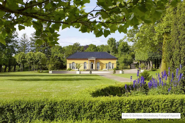 Schloss Gluecksburg Orangerie im Park